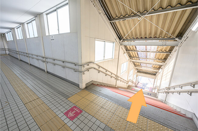階段を降りて