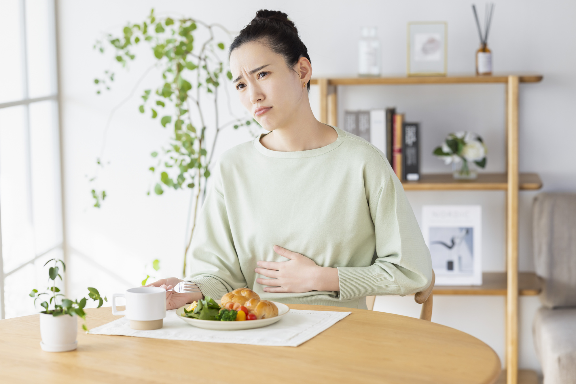 胃もたれが続く原因は？｜食後に胃が重い・胃カメラが必要なサイン【医療コラム第9回】