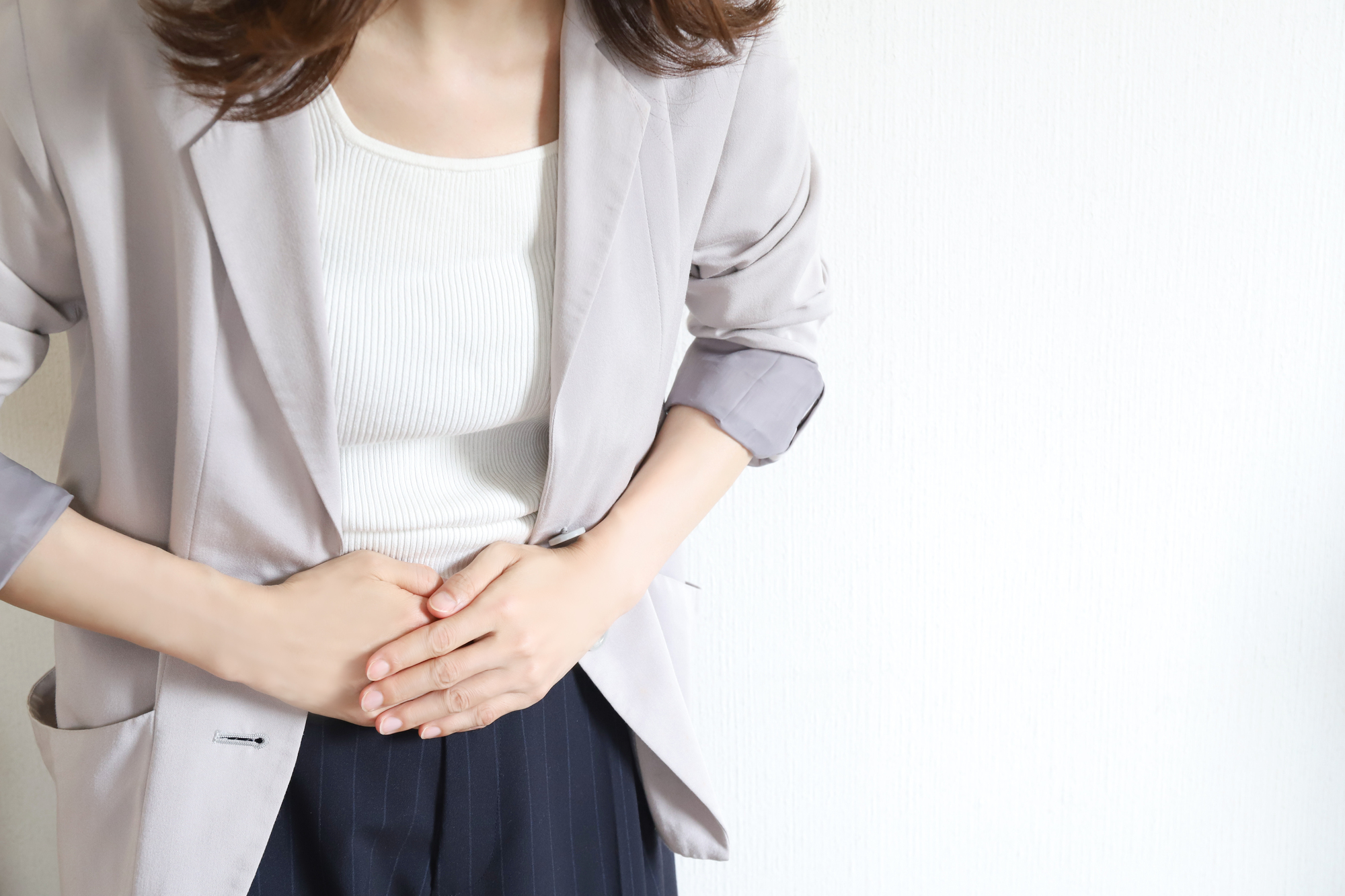 医療コラム第58回：生理前にお腹が張るのはなぜ？｜ホルモンと腸の関係・受診の目安