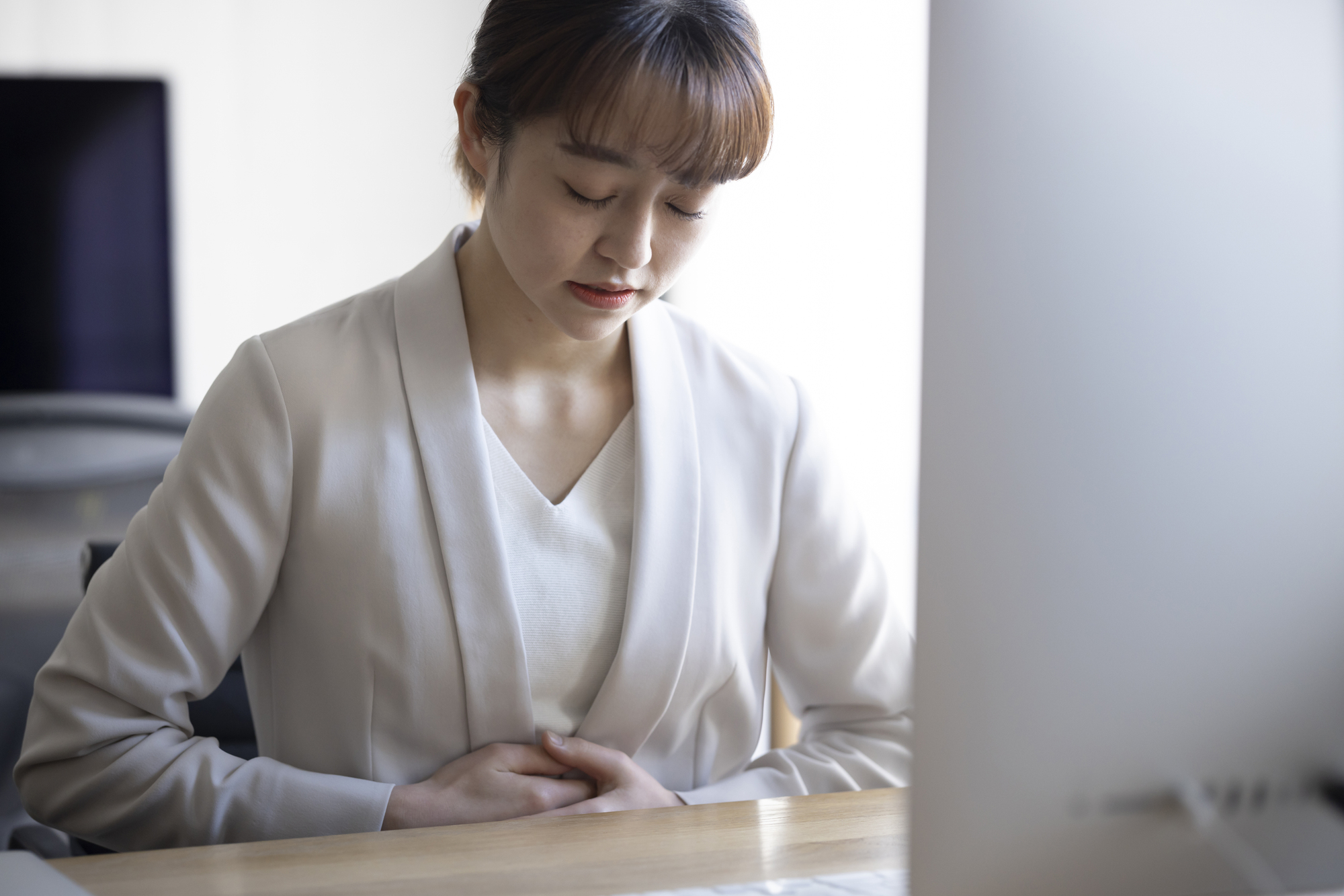 医療コラム第44回:腹痛があるけど様子を見ていい?|受診すべき腹痛・危険なサインを専門医が解説