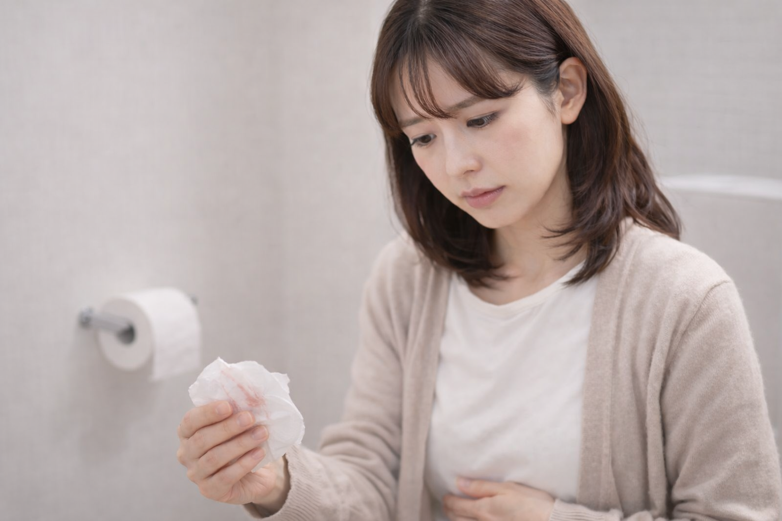 医療コラム第68回：血便が出たらどうする？｜原因と受診の目安を専門医が解説