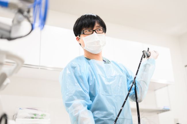 内視鏡検査をしている院長の写真